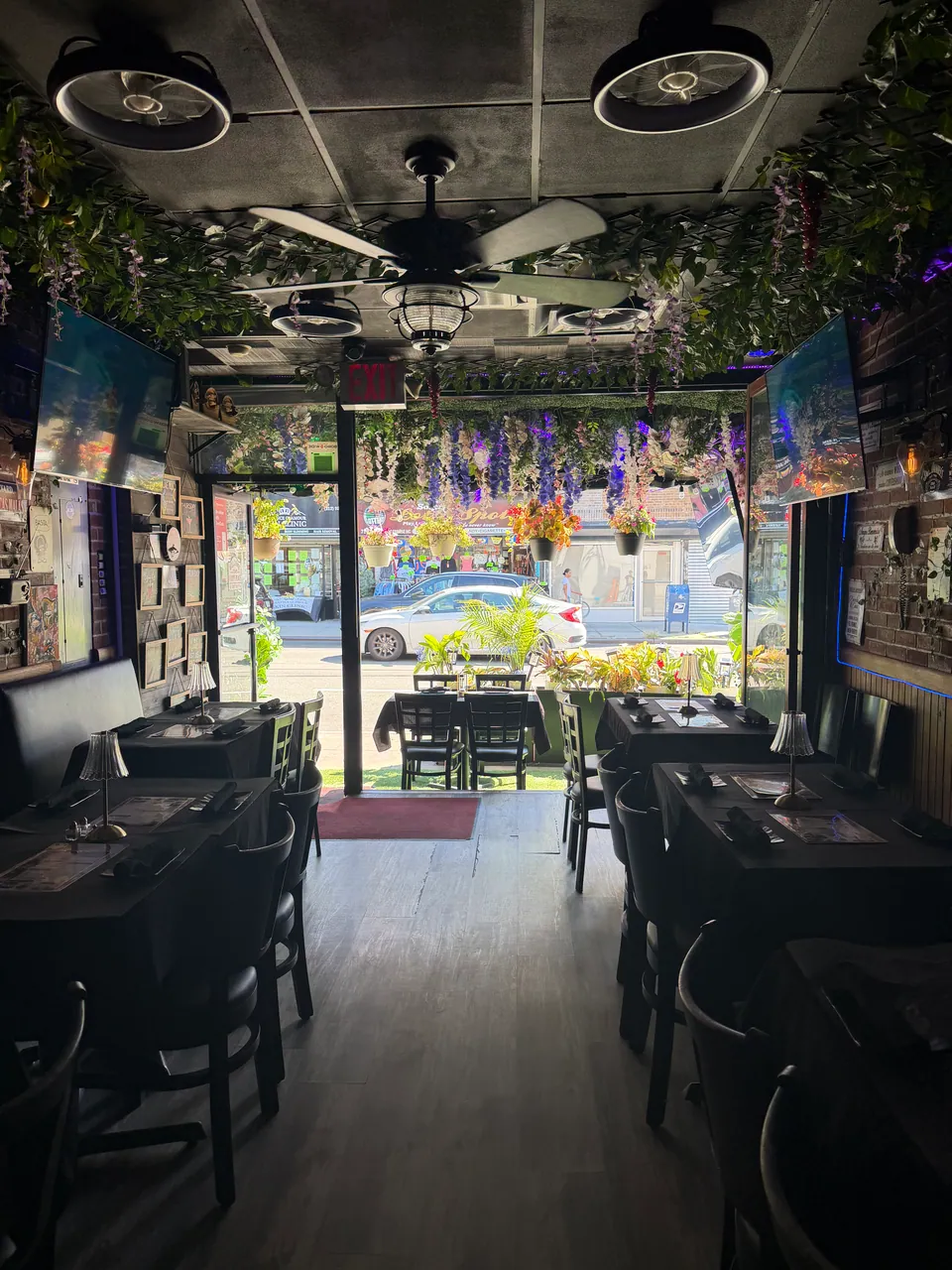 Tables beside the entrance at Klan Destino